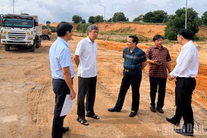 Tổ công tác của tỉnh Lâm Đồng đi thực địa dự án đường ĐT.719B để đôn đốc nhà thầu. (Ảnh: THANH HẢI)