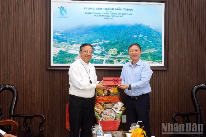 Đoàn công tác của Thành ủy Thành phố Hồ Chí Minh thăm tổ chức, cá nhân tiêu biểu đạo Công giáo tại Lâm Đồng.