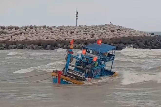 Tàu cá chìm cửa biển Cảng La Gi. Ảnh: CTV.