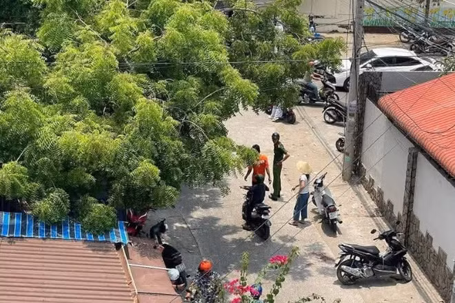 Công an khám nghiệm hiện trường. 