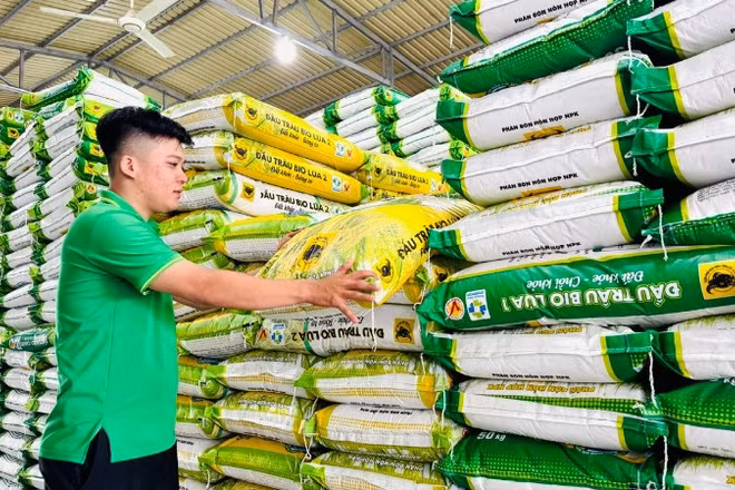 Bộ sản phẩm chủ lực cho chiến lược “Xanh hóa từ nhà máy đến ruộng vườn ” của Công ty cổ phần Phân bón Bình Điền: Đầu Trâu Bio-Canxi, Đầu Trâu Bio Lúa 1 và Đầu Trâu Bio Lúa 2.