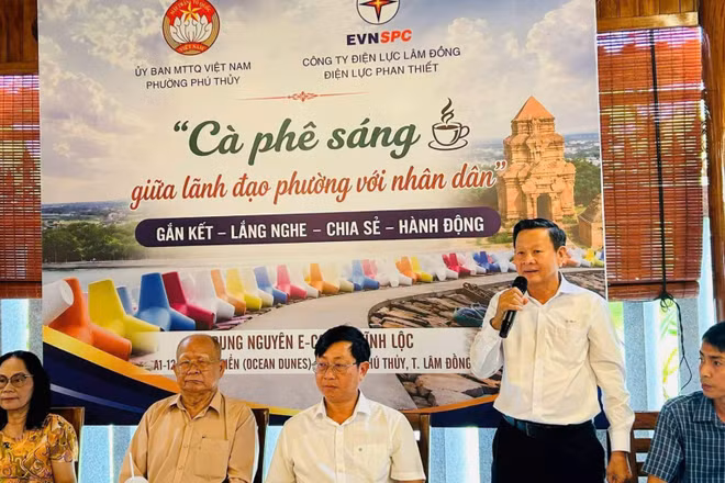 Lãnh đạo ngành điện trả lời người dân. (Ảnh: Hoàng Gia)