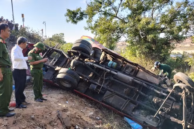 Bí thư xã Hòa Thắng Nguyễn Đức Hải Tùng có mặt tại hiện trường.