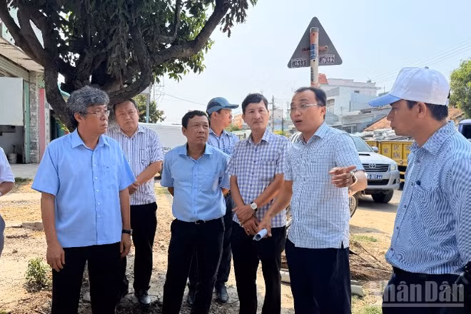 Đồng chí Nguyễn Minh, Phó Chủ tịch Ủy ban nhân dân tỉnh đi kiểm tra tiến độ thi công đường Trần Quý Cáp (phường Tiến Thành).