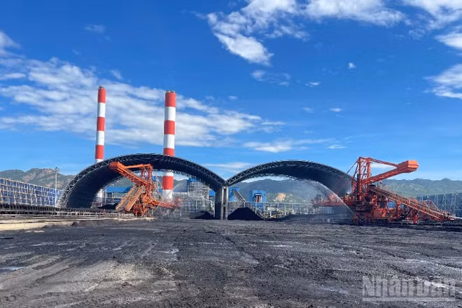 Bãi kho than của Trung tâm điện lực Vĩnh Tân