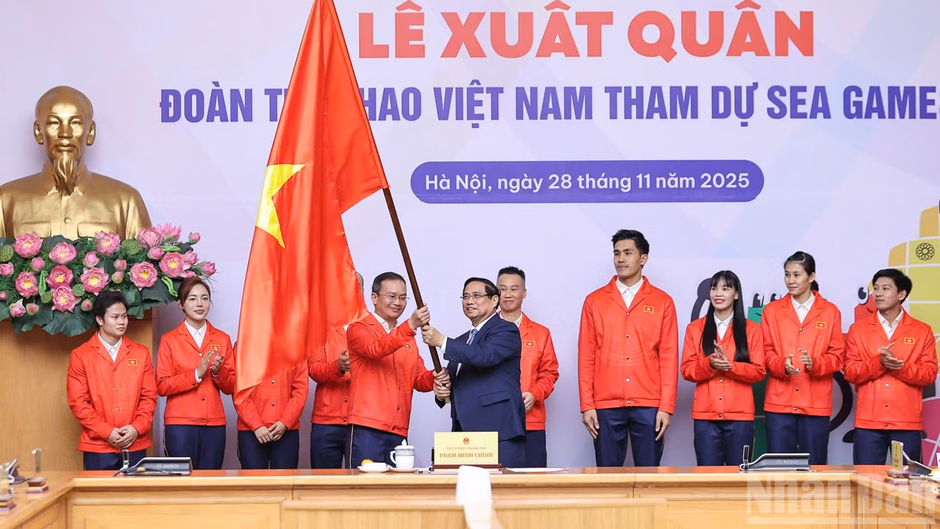 Thủ tướng Phạm Minh Chính trao cờ cho Đoàn thể thao Việt Nam tham dự SEA Games 33.