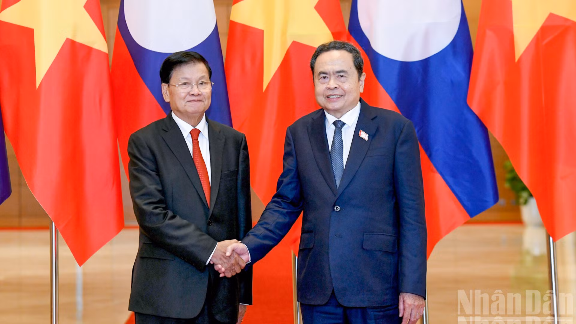 Chủ tịch Quốc hội Trần Thanh Mẫn và Tổng Bí thư, Chủ tịch nước Lào Thongloun Sisoulith.