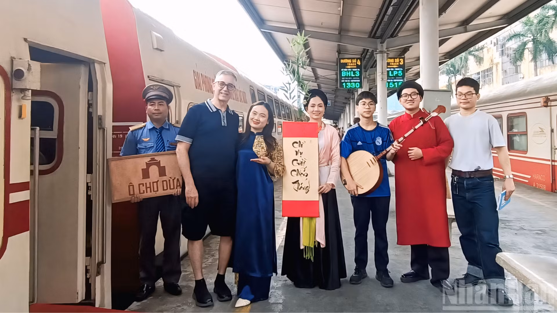 Gia đình chị Nguyễn Thị Hòa-Marc Kramer cùng các con háo hức trải nghiệm chuyến tàu '5 Cửa Ô" hành trình di sản. 