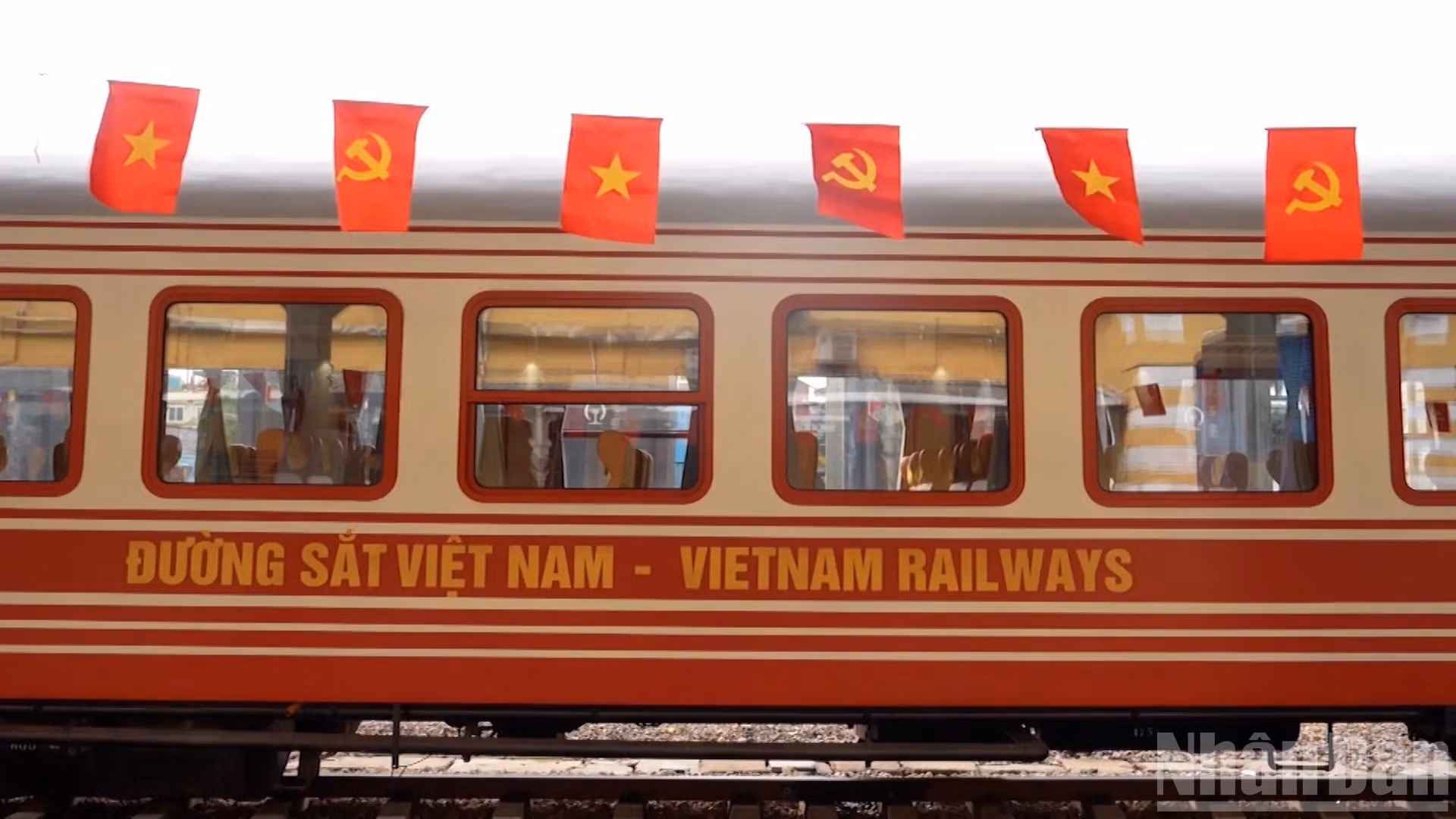 Tàu Hoa Phượng Đỏ sau 1 năm đi vào hoạt động đã đóng góp tới gần 1,33 triệu lượt khách với doanh thu đạt khoảng 155 tỷ đồng.