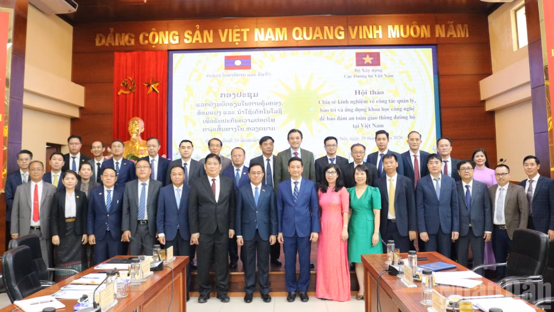 Bộ Công chính, Vận tải Lào và Cục Đường bộ Việt Nam chụp ảnh lưu niệm nhân chuyến thăm quan, trao đổi kinh nghiệm về quản lý, bảo trì kết cấu hạ tầng giao thông đường bộ và ứng dụng công nghệ hiện đại.