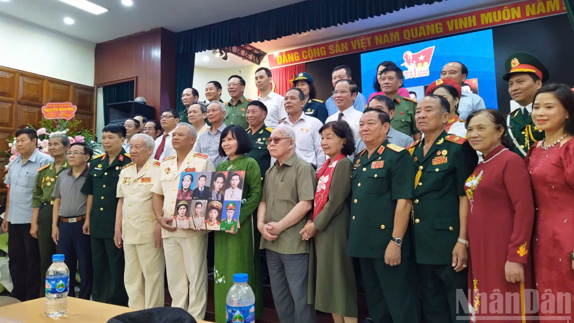 8 di ảnh phục dựng được Tổ chức Trái tim người lính cùng thân nhân các gia đình Anh hùng, liệt sĩ trao tặng cho các bảo tàng sáng 5/9.