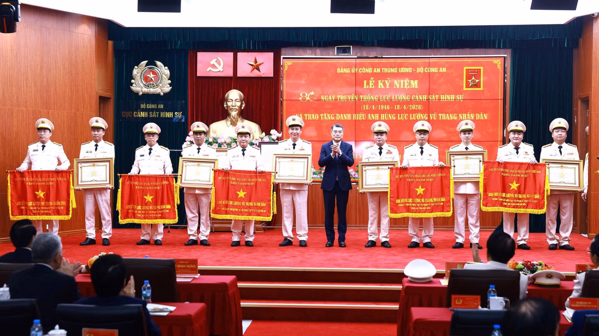 Đồng chí Lê Minh Hưng, Ủy viên Bộ Chính trị, Thủ tướng Chính phủ thay mặt lãnh đạo Đảng, Nhà nước trao tặng danh hiệu Anh hùng Lực lượng vũ trang nhân dân cho các tập thể, cá nhân. 