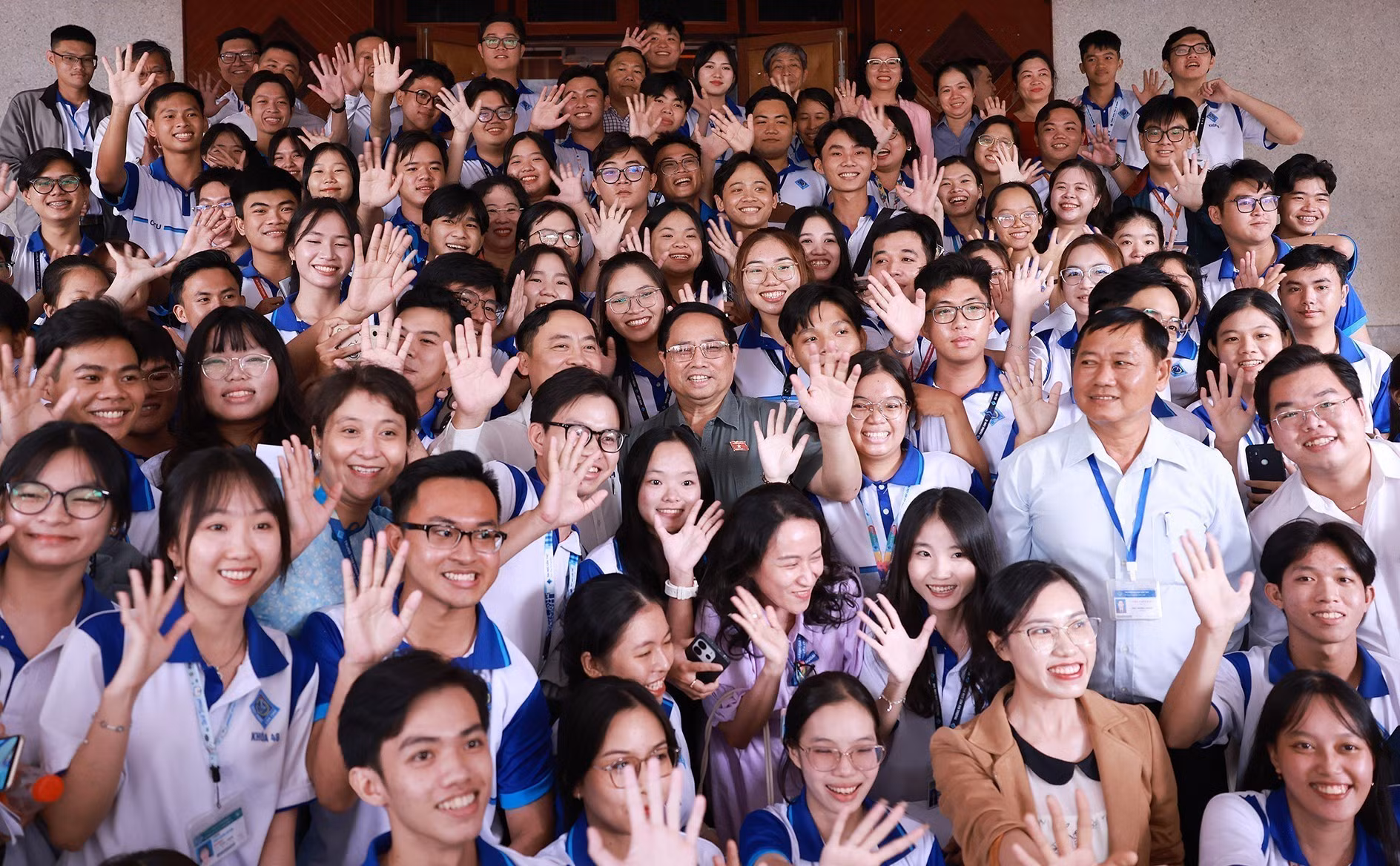 vna-potal-thu-tuong-tiep-xuc-cu-tri-thanh-pho-can-tho-sau-ky-hop-thu-chin-quoc-hoi-khoa-xv-8146583.jpg