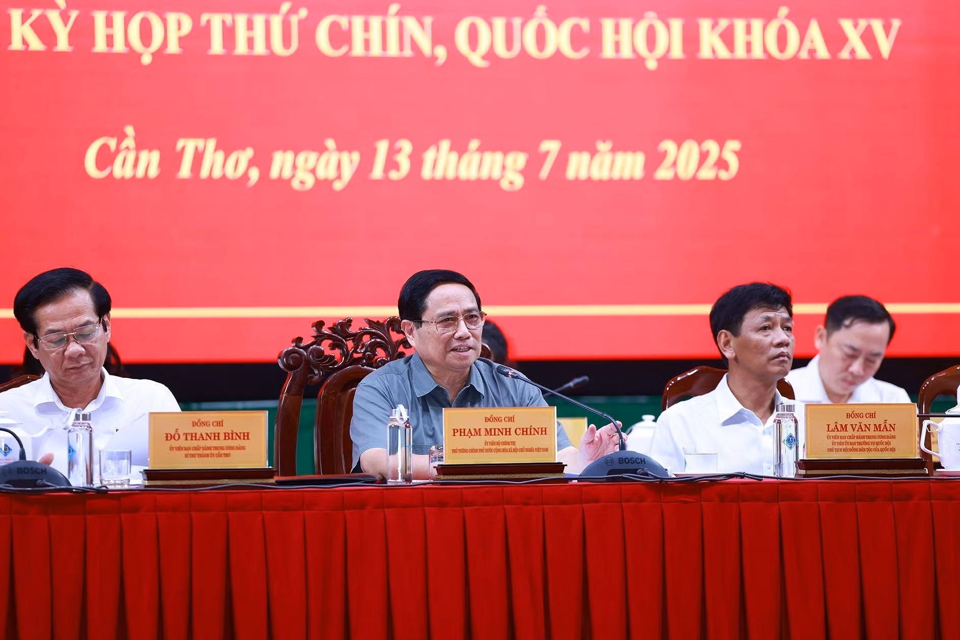 vna-potal-thu-tuong-tiep-xuc-cu-tri-thanh-pho-can-tho-sau-ky-hop-thu-9-quoc-hoi-khoa-xv-8146423.jpg