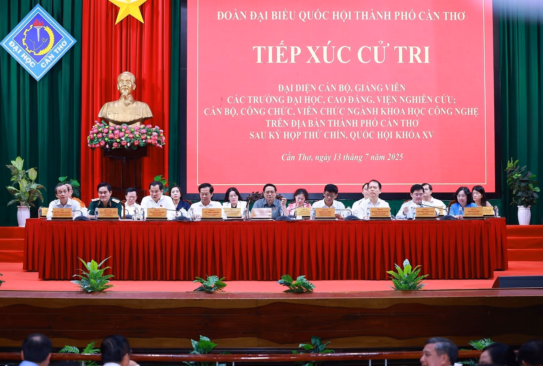 vna-potal-thu-tuong-tiep-xuc-cu-tri-thanh-pho-can-tho-8146425.jpg