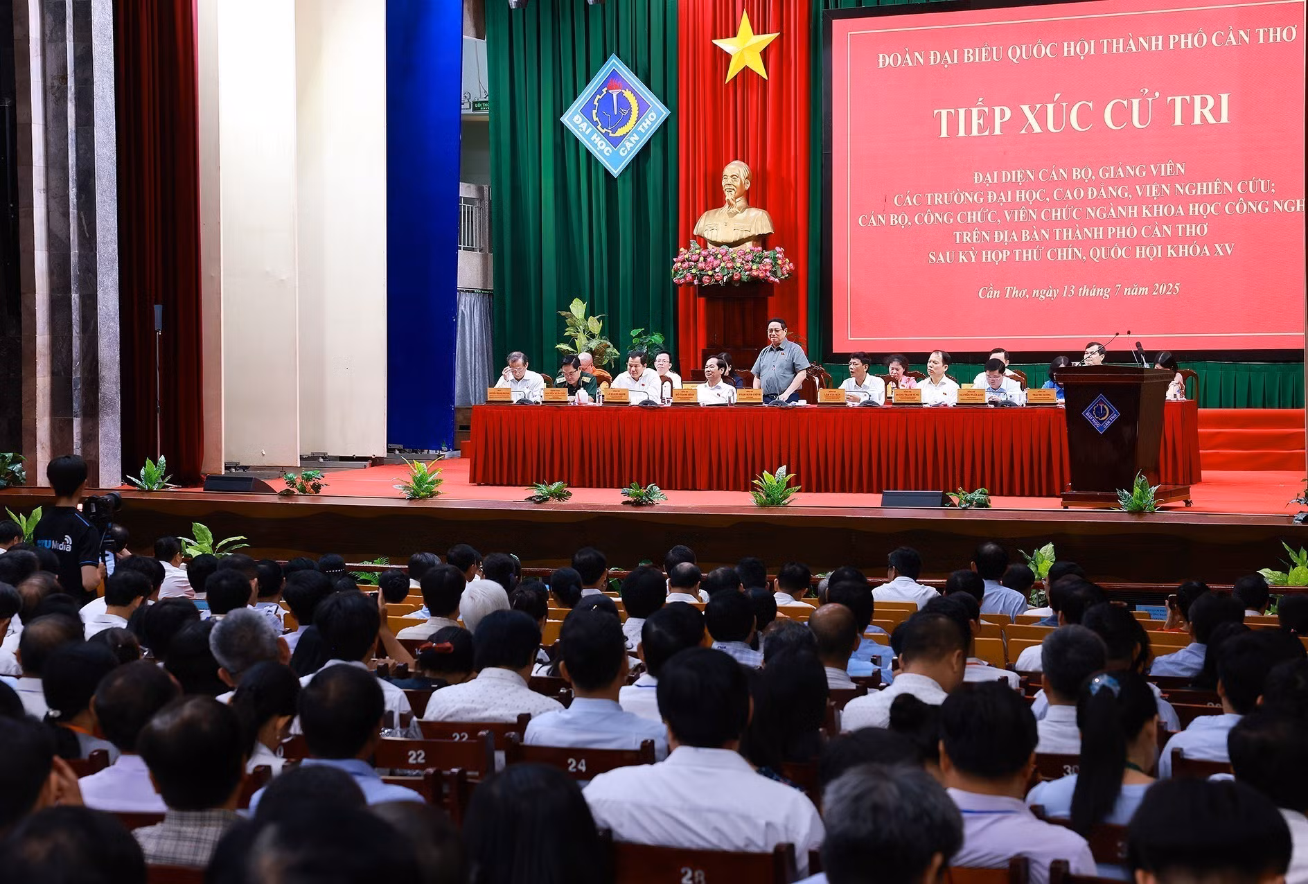 Thủ tướng Phạm Minh Chính và Đoàn đại biểu Quốc hội thành phố Cần Thơ tiếp xúc cử tri sau Kỳ họp thứ 9, Quốc hội khoá XV. (Ảnh: Dương Giang/TTXVN)