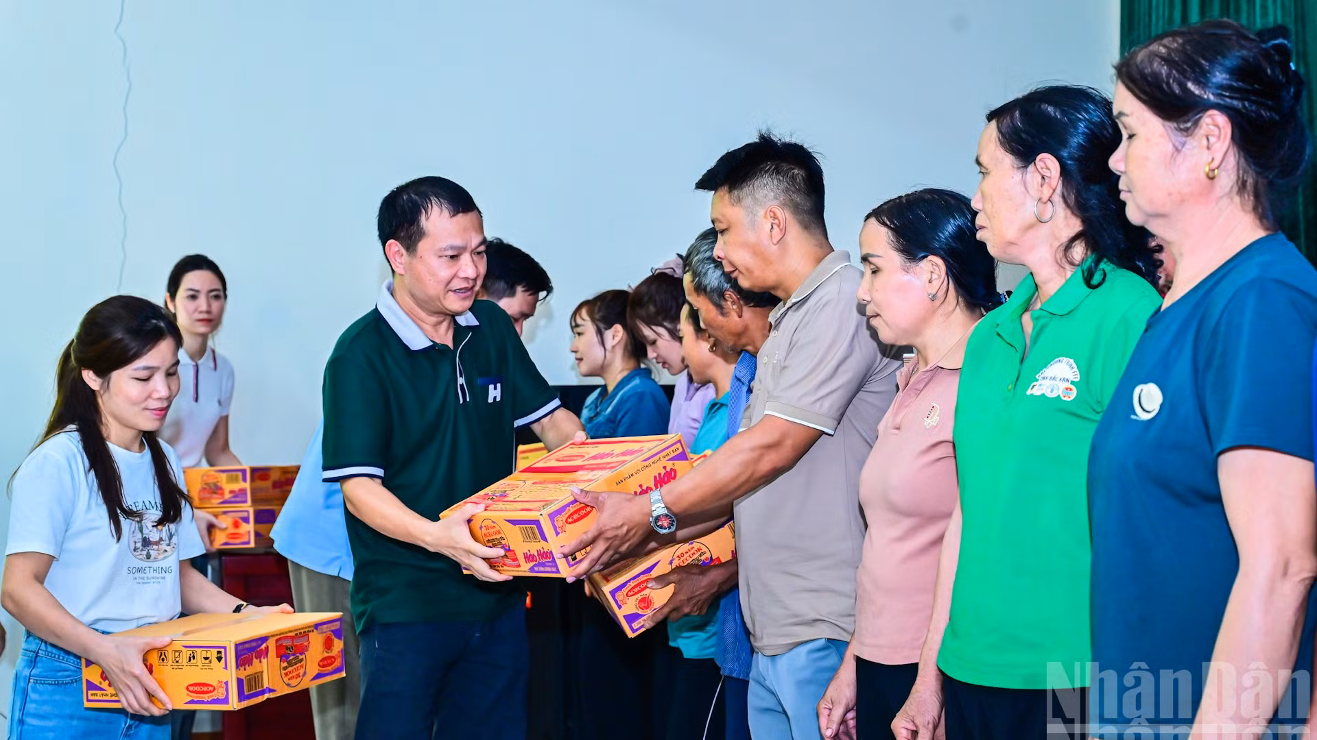 Công đoàn Báo Nhân Dân trao quà cho các hộ gia đình bị thiệt hại do thiên tai.