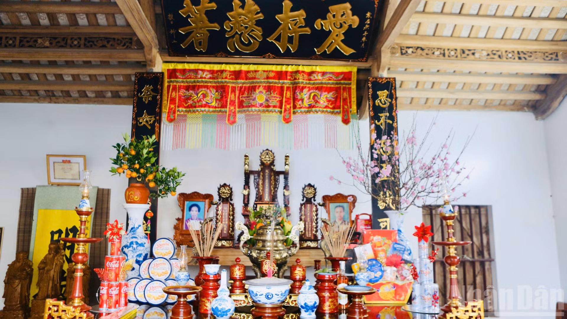 Ban thờ gia tiên ngày Tết của một gia đình ở làng ven đô Hà Nội.