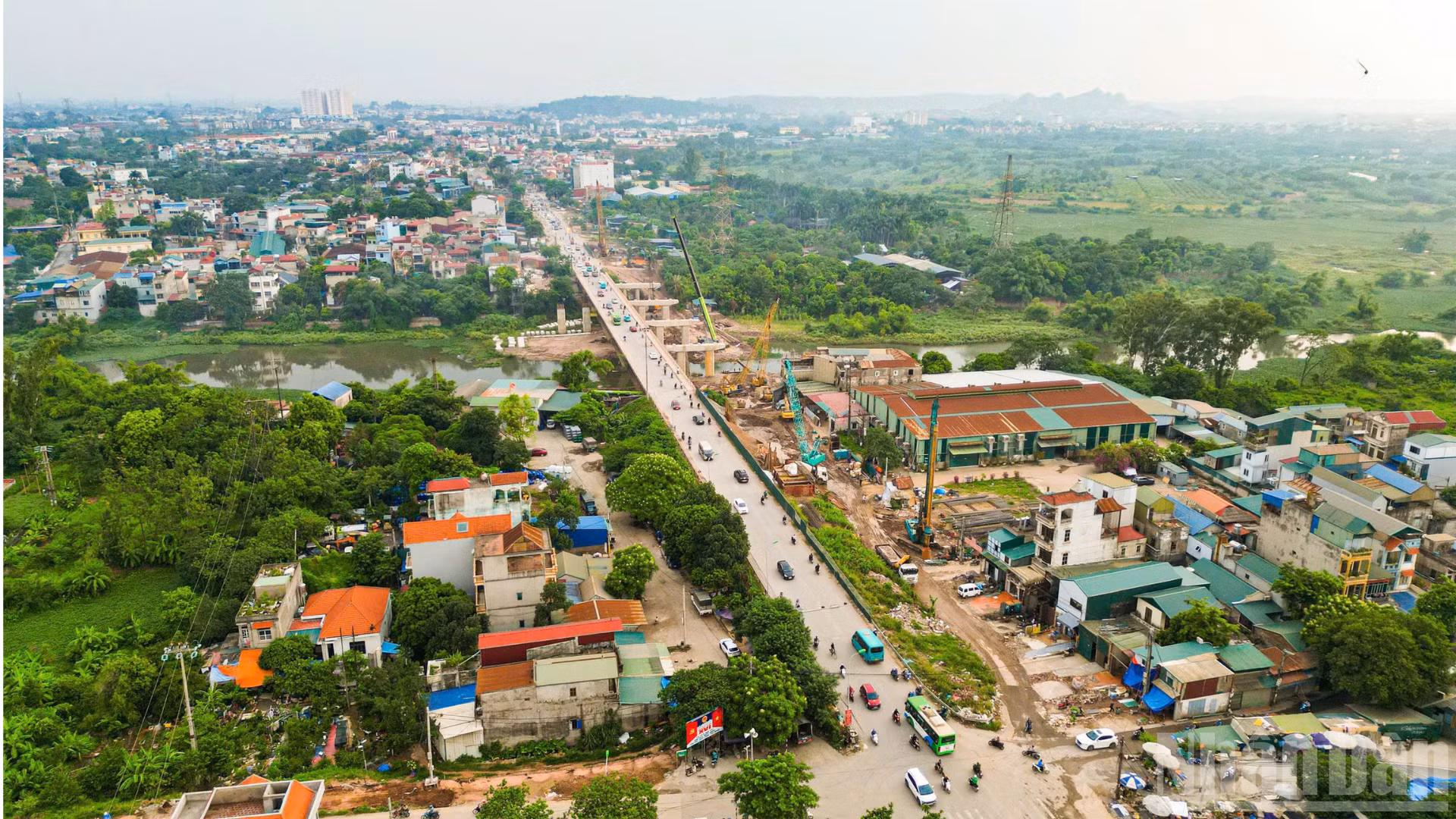 Dự án xây dựng cầu Mai Lĩnh mới trên Quốc lộ 6 đang được đẩy nhanh tiến độ với nhiều hạng mục quan trọng dần hoàn thiện. Với tinh thần thi công khẩn trương, quyết liệt, các đơn vị liên quan đang tập trung tối đa nguồn lực nhằm đưa công trình về đích đúng kế hoạch, góp phần giải quyết tình trạng ùn tắc kéo dài tại cửa ngõ phía tây Hà Nội.