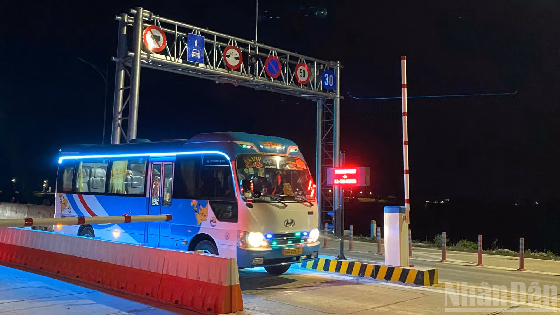 Xe đi qua trạm Hàm Nghi-Vũng Áng đúng 20 giờ ngày 15/7 khi hệ thống thu phí điện tử không dừng (ETC) tại 5 dự án thành phần cao tốc bắc-nam phía đông chính thức đi vào hoạt động.