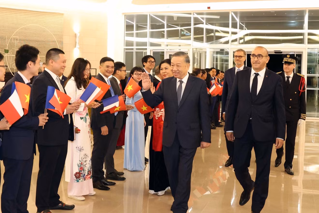 Cán bộ, nhân viên Đại sứ quán và cộng đồng người Việt Nam tại Pháp đón Tổng Bí thư, Chủ tịch nước Tô Lâm và Phu nhân. (Ảnh: Thống Nhất/TTXVN)