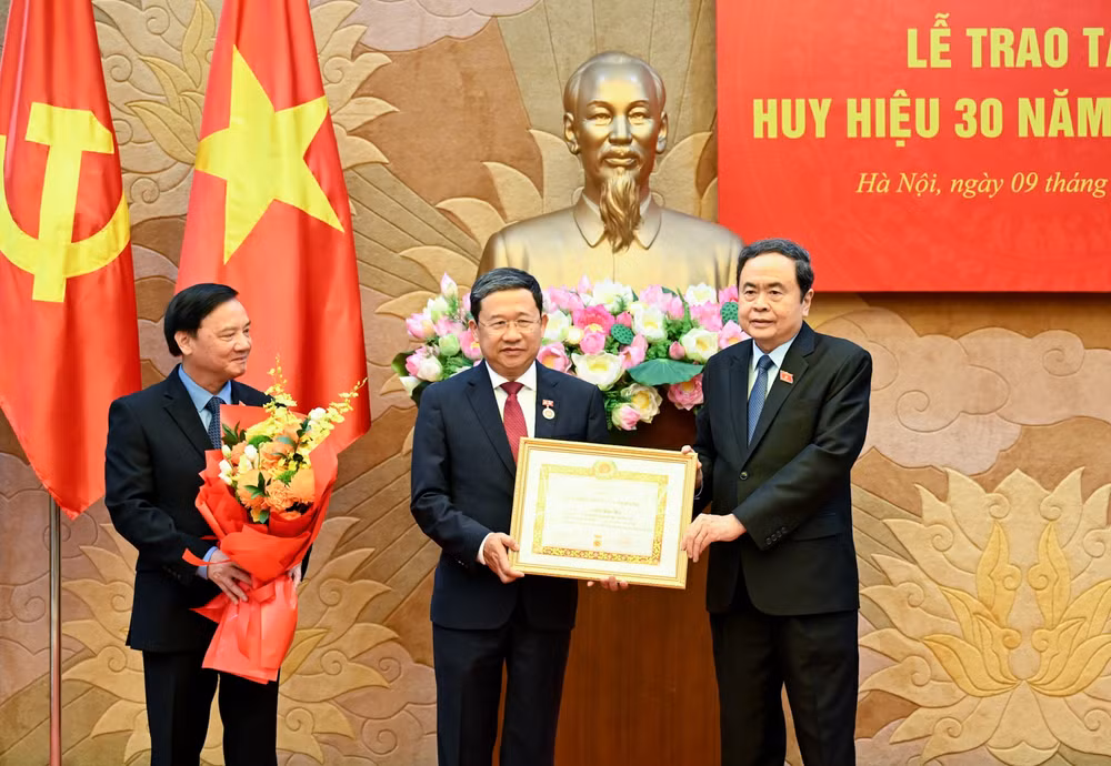 Bí thư Đảng ủy Quốc hội, Chủ tịch Quốc hội Trần Thanh Mẫn trao Huy hiệu 30 năm tuổi đảng cho đồng chí Vũ Hải Hà. (Ảnh DUY LINH)