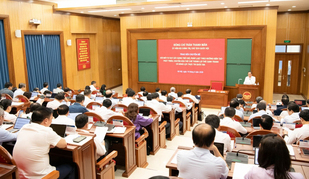 Đồng ch&iacute; Trần Thanh Mẫn, Ủy vi&ecirc;n Bộ Ch&iacute;nh trị, Chủ tịch Quốc hội đ&atilde; trao đổi v&agrave; truyền đạt chuy&ecirc;n đề &ldquo;Đổi mới tư duy x&acirc;y dựng thể chế, ph&aacute;p luật theo hướng kiến tạo ph&aacute;t triển, chuyển h&oacute;a thể chế th&agrave;nh lợi thế cạnh tranh v&agrave; năng lực thực thi quốc gia" với c&aacute;c học vi&ecirc;n Lớp bồi dưỡng, cập nhật kiến thức. (Ảnh: L&Acirc;M HIỀN)