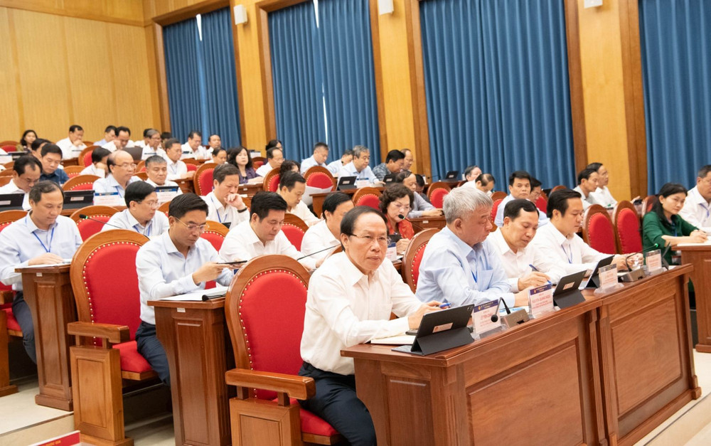 C&aacute;c học vi&ecirc;n dự nghe chuy&ecirc;n đề &ldquo;Đổi mới tư duy x&acirc;y dựng thể chế, ph&aacute;p luật theo hướng kiến tạo ph&aacute;t triển, chuyển h&oacute;a thể chế th&agrave;nh lợi thế cạnh tranh v&agrave; năng lực thực thi quốc gia" do đồng ch&iacute; Trần Thanh Mẫn tr&igrave;nh b&agrave;y. (Ảnh: L&Acirc;M HIỀN)
