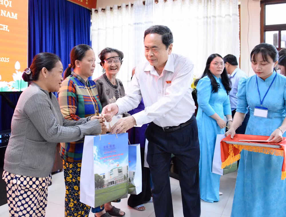 Chủ tịch Quốc hội trao quà tặng các gia đình chính sách, người có công và trẻ em có hoàn cảnh khó khăn bà con đồng bào dân tộc thiểu số tại địa phương.
