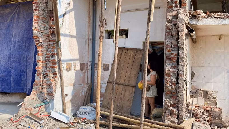 Khoảng trống phía sau nhà bà Thủy sau khi bị tháo dỡ. (Ảnh: Thùy Linh)