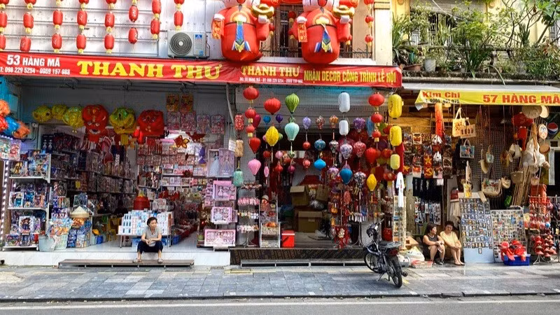 Nhiều cửa hàng trên phố Hàng Mã rơi vào tình trạng buôn bán ế ẩm. (Ảnh: Trang Hà)