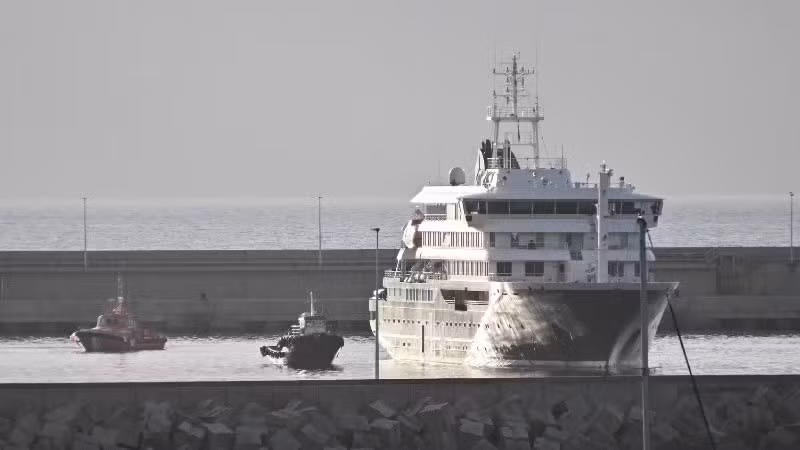 Tàu du lịch Hondius tại cảng Granadilla trên đảo Tenerife, Tây Ban Nha. (Ảnh: Tân Hoa Xã)