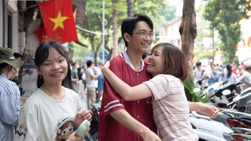 Thí sinh chia sẻ niềm vui với người thân sau khi hoàn thành bài thi cuối cùng của kỳ thi tuyển sinh vào lớp 10 công lập không chuyên. (Ảnh: MINH DUY)