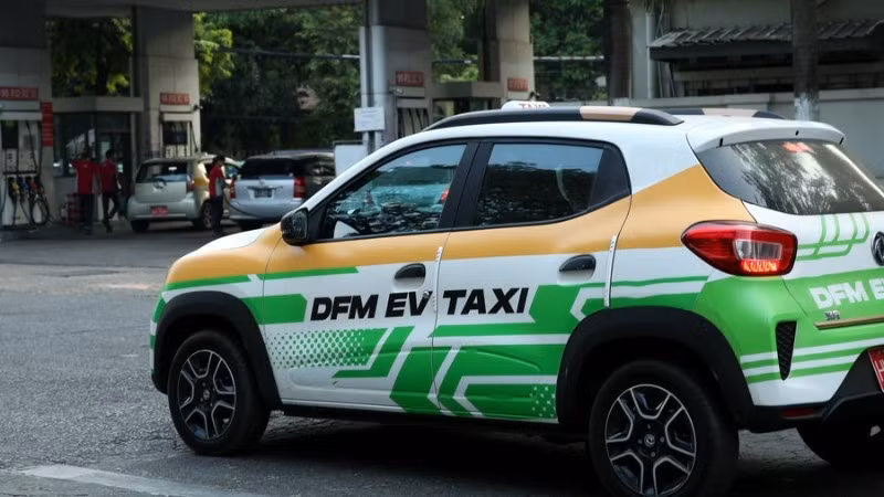 Taxi chạy bằng điện được sử dụng ngày một nhiều tại Myanmar. (Ảnh: Tân Hoa Xã)