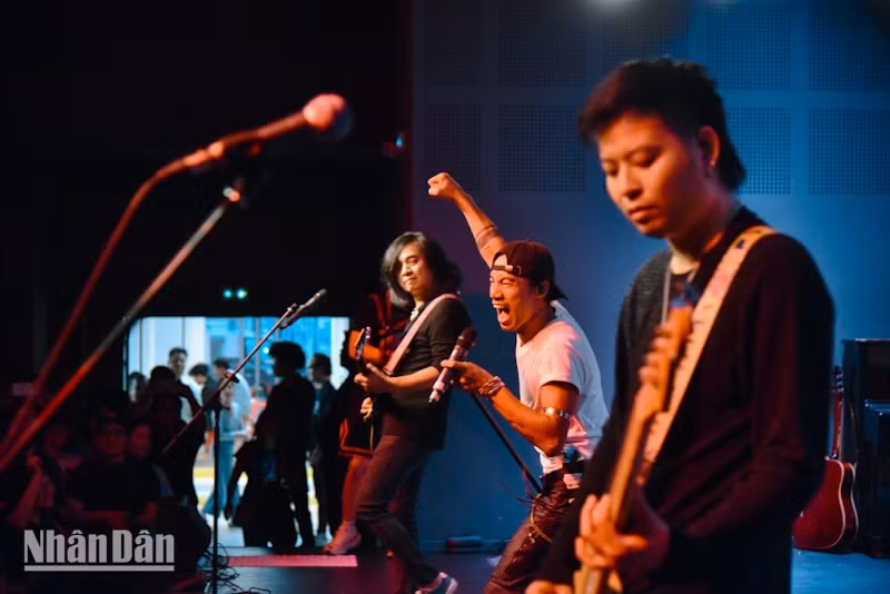 buc-tuong-band-tai-phap-3.jpg