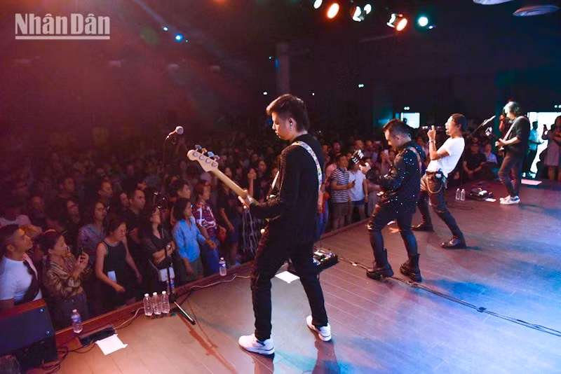 buc-tuong-band-tai-phap-5.jpg