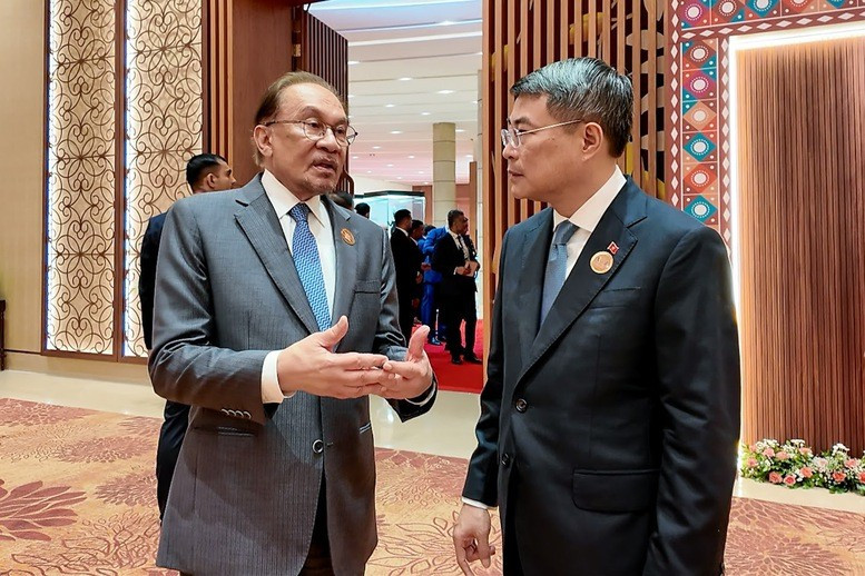 Thủ tướng Lê Minh Hưng gặp Thủ tướng Malaysia Anwar Ibrahim. (Ảnh: Bộ Ngoại giao)