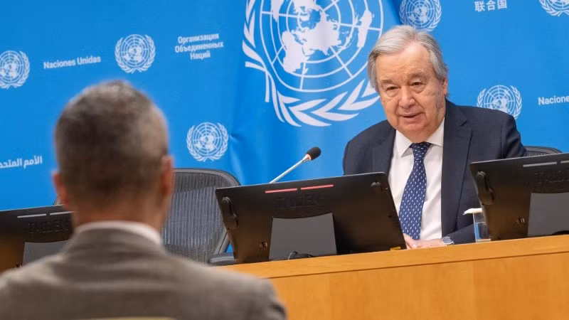 Tổng thư ký Liên hợp quốc Antonio Guterres (phải) phát biểu tại cuộc họp báo ở trụ sở Liên hợp quốc tại New York, Mỹ. (Ảnh: Tân Hoa Xã)