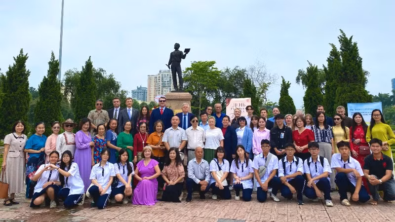 Tập thể đại biểu, khách mời, nhân dân hai nước tới tham dự buổi lễ. (Ảnh: Hà Thương)