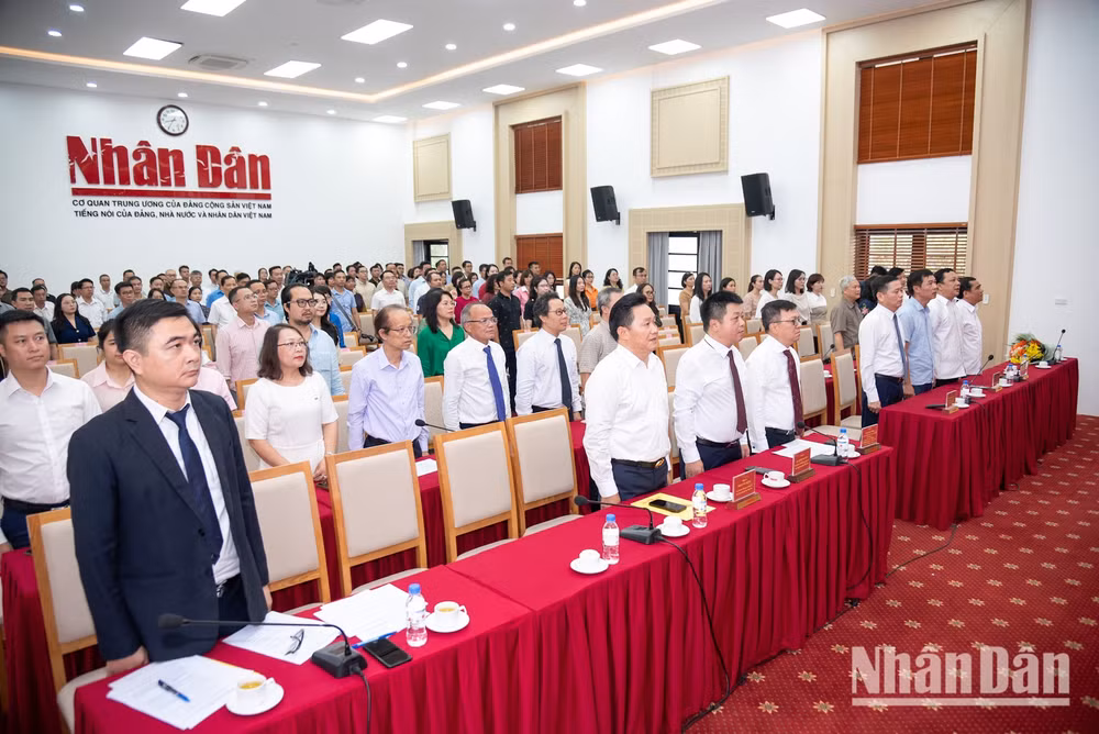 Đại biểu làm lễ chào cờ tại lễ mít-tinh kỷ niệm 101 năm ngày Báo chí Cách mạng Việt Nam. (Ảnh: MINH DUY)