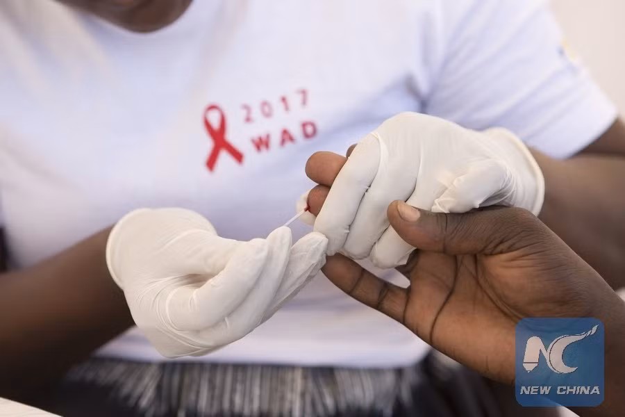 Một người được xét nghiệm HIV miễn phí trong các hoạt động nhân Ngày Thế giới phòng chống AIDS tại Kigali, Rwanda. (Ảnh: Tân Hoa Xã)