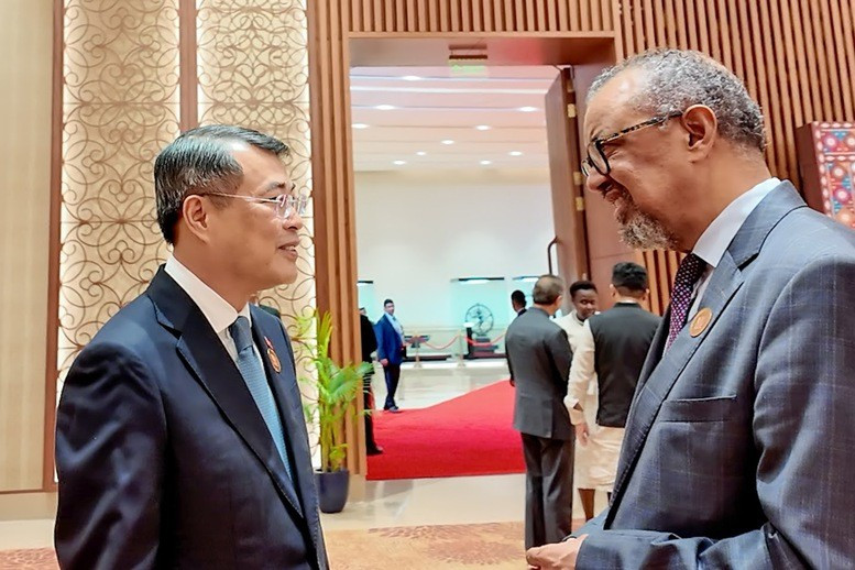 Thủ tướng Chính phủ Lê Minh Hưng gặp Tổng Giám đốc WHO Tedros Adhanom Ghebreyesus. Ả(nh: Bộ Ngoại giao)
