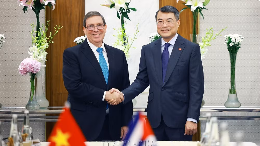 Thủ tướng Lê Minh Hưng tiếp Bộ trưởng Ngoại giao Cuba Bruno Rodríguez Parrilla. (Ảnh: TTXVN)