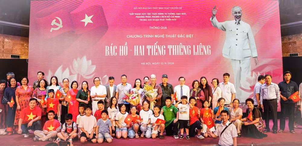 Ban tổ chức và nghệ sĩ chụp ảnh lưu niệm cùng khán giả tham dự chương trình. (Ảnh: Ban tổ chức)