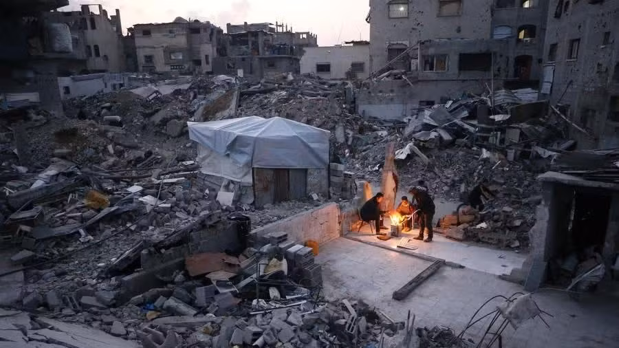 Người dân Palestine sống giữa đống đổ nát của những ngôi nhà bị phá hủy ở Jabalia, phía bắc Dải Gaza. (Ảnh: Tân Hoa xã)