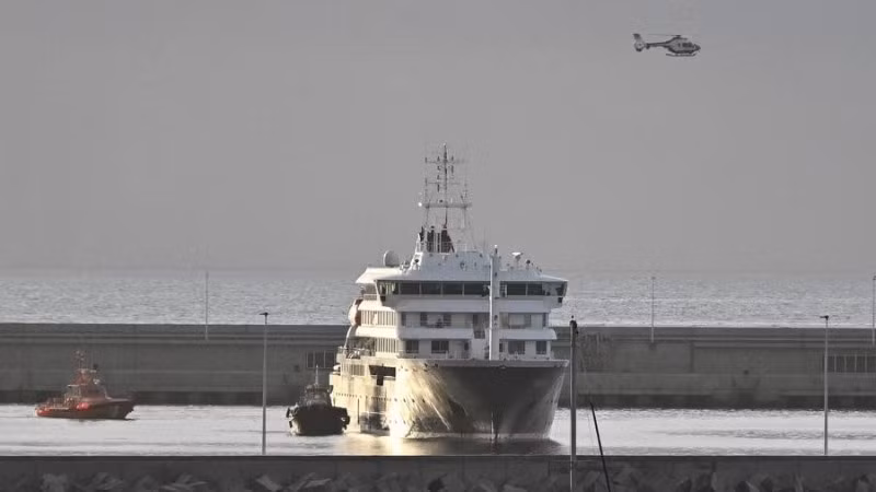 Ngày 10/5, tàu du lịch MV Hondius bị nhiễm virus Hanta cập bến tại cảng Granadilla trên đảo Tenerife, Tây Ban Nha. (Ảnh: Tân Hoa Xã) 
