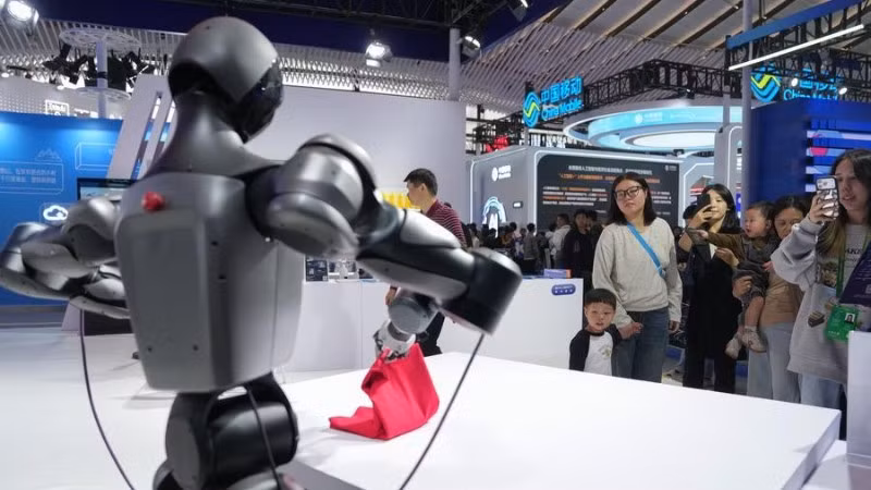 Ngày 6/11/2025, trong khuôn khổ Triển lãm Ánh sáng Internet tổ chức tại Trung Quốc, một robot hình người trình diễn kỹ năng gấp vải. (Ảnh: Tân Hoa Xã)