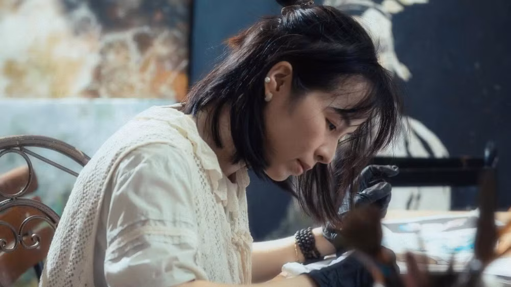 Họa sĩ Nguyễn Ngọc Mai đang thực hiện một tác phẩm của mình.