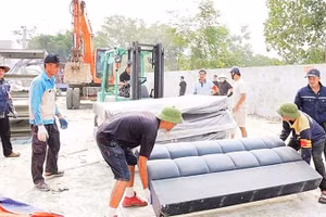 Ủy ban nhân dân xã Phú Nghĩa tổ chức cưỡng chế vi phạm pháp luật về đất đai trên địa bàn xã.