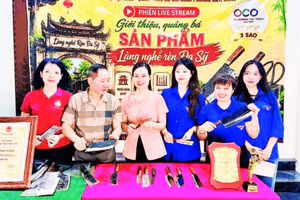 Lãnh đạo phường Kiến Hưng cùng các bạn trẻ quảng bá sản phẩm làng rèn Đa Sỹ.